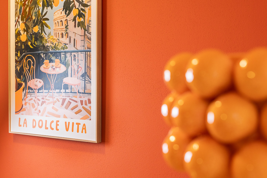 Dekoratives Poster und Vase in der Praxis von Bernhard Wilka, Weißenhorn.