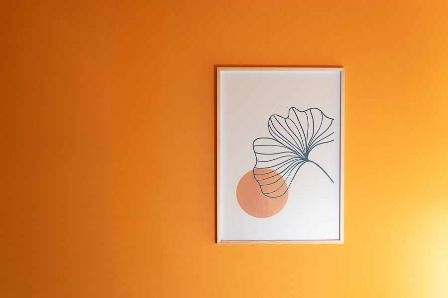 Bereich der modernen Physiotherapie-Praxis in Weißenhorn mit orangefarbener Wandgestaltung.