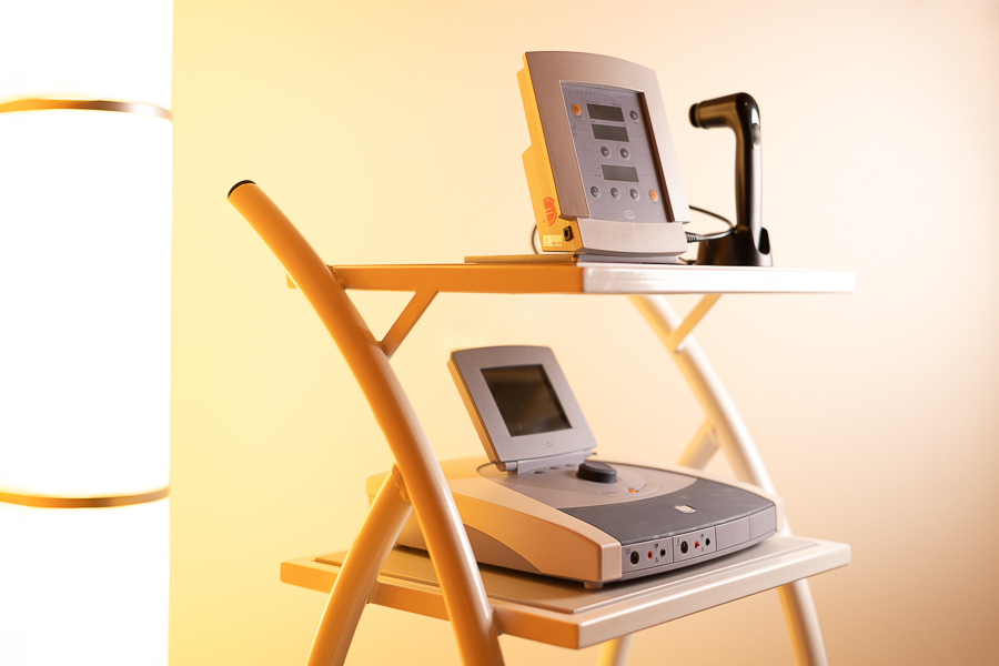 Modernes Physiotherapie-Gerät in der Praxis von Bernhard Wilka unterstützt Patienten bei Beweglichkeits- und Reha-Übungen.